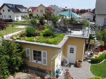 Intensive Dachbegrünung in der Planung mit strukturreichen Pflanzflächen, robustem Aufbau und nachhaltigem Wassermanagement für anspruchsvolle Gebäudeprojekte.