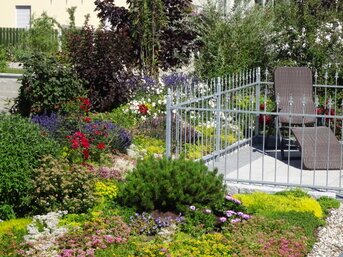 Professionelle Planung intensiver Gründächer mit vielfältiger Vegetation, begehbaren Bereichen und stabilem Schichtaufbau für ökologische und architektonische Mehrwerte.