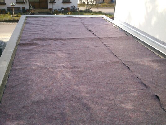 Aufbau einer Dachbegrünung mit Schutzlage, Drainage, Filtervlies, Substrat und robuster Vegetation.