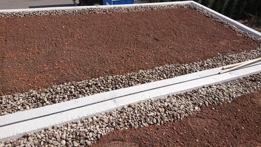 Technischer Aufbau von Gründächern mit abgestimmten Systemschichten für langlebige und ökologische Dachflächen.