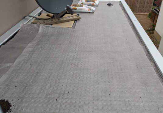 Professioneller Dachbegrünungs‑Aufbau mit effizienter Entwässerung, leichtem Substrat und pflegearmer Bepflanzung.