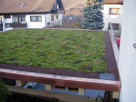 Die GreenBox kann auch ganz einfach auf einem Trapezblech montiert werden und eignet sich damit ideal für Garagen, Carports und leichte Dachkonstruktionen