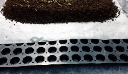 Zubehör für Dachbegrünungen wie Drainage, Filtervlies und Substrat für einen sicheren Systemaufbau.